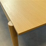 Begagnat konferensbord från Muuto i ek med integrerade LED-armaturer, eluttag och anslutningspunkter. Mått: Bredd 480 cm, Djup 140 cm, Höjd 72 cm. 