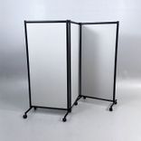Begagnad golvskärm på hjul ONE Screen Trippel från Lintex. I grått med svart kant. Mått: bredd 228 cm, djup 170.5 cm, höjd 170.5 cm. 