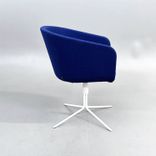 Begagnad fåtölj Cabin från Johanson Design med blå tygklädsel och vitt snurrunderrede. Mått: bredd på 56.5 cm, djup på 60 cm samt höjd på 76 cm. 