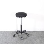Begagnad balanspall Monika från Kenson i svart tyg, Mått: Sits diameter: 32 cm, Högsta höjd: 75 cm, Lägsta höjd: 55 cm. 