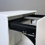 Begagnat mappskåp från Kinnarps i vit färg. Erbjuder effektiv organisering av dokument och tillbehör i kontorsmiljöer. Mått bredd 80 cm, djup 40 cm och höjd 92 cm. 