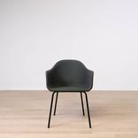 Begagnad konferensstol Harbour Dining chair från Audo Copenhagen i mörkgrönt. Ben i pulverlackerat stål. Mått: bredd 59 cm, höjd 79 cm, djup 52 cm, sitthöjd 46 cm. 