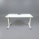 Begagnat höj- och sänkbart skrivbord Migration från Steelcase i vit färg. Mått: bredd 140 cm, djup 70 cm samt justerbar höjd mellan 65 - 125 cm. 