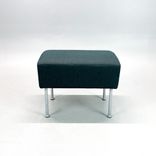 Begagnad fotpall Cinema från Lammhults i mörkgrönt tyg, silvrigt stativ. Mått: bredd 52 cm, djup 43 cm och höjd 42 cm. 
