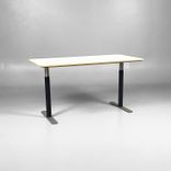 Begagnat cafébord från Swedese, modell Shift. Bordet har en vit rektangulär bordsskiva, med ben i svart/grå färg. Mått bredd 140 cm, djup 70 cm, höjd 73 cm. 
