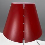 Begagnad bordslampa Costanza från Luceplan i rött. Mått: Bredd 40 cm, höjd 80 cm och fot 18 cm. 