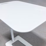Begagnat laptopbord Tool från Offecct, med ljusgrå bordsskiva. Mått: justerbar höjd mellan 55 till 72 cm. 
