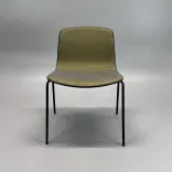 Begagnad konferensstol från HAY AAC16 i olivgrönt tyg med svart underrede. Storlek: bredd 58 cm, djup 50 cm, höjd 78 cm.  