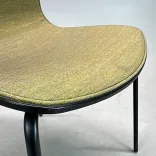 Begagnad konferensstol från HAY AAC16 i olivgrönt tyg med svart underrede. Storlek: bredd 58 cm, djup 50 cm, höjd 78 cm.  