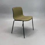 Begagnad konferensstol från HAY AAC16 i olivgrönt tyg med svart underrede. Storlek: bredd 58 cm, djup 50 cm, höjd 78 cm.  