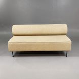 Begagnad Audo Copenhagen Eave soffa i brunbeige klädsel med svarta ben. Mått: Bredd 165 cm, djup 75 cm, höjd 79 cm, sitthöjd 48 cm. 