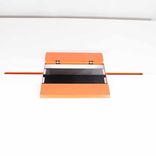 Begagnat projektbord Piece från Edsbyn med kabelluckor i orange. Mått: höjd 90 cm, längd 160 cm och djup 140 cm.  