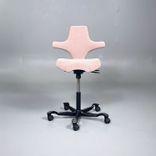 Begagnad kontorsstol med sadelsits Capisco 8106 från HÅG i rosa tyg. Mått: Justerbar sitthöjd 47 - 65.5 cm. 