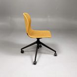 Begagnad stol med hjul Pelican från Johanson Design. Klädsel i senapsgult på svart underrede. Mått: Bredd 55 cm, Djup 50 cm, Sitthöjd justerbar från 43 till 54 cm.  