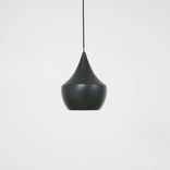 Begagnad taklampa Beat Fat från Tom Dixon i svart matt svart finish, insida i mässing. Mått: höjd 30 cm och diameter 24 cm.  