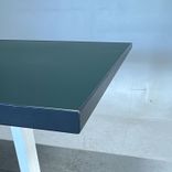 Begagnat konferensbord Collaborate från EFG med mörkgrön bordsskiva, vita A-formade ben. Mått: Bredd 220 cm, djup 90 cm, höjd 72 cm.  
