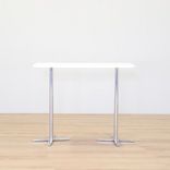 Begagnat barbord från Materia i vitt med stativ i pressgjuten aluminium. Mått: Längd: 135 cm, Bredd: 53 cm och Höjd: 108 cm. 