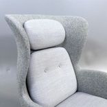 Begagnad fåtölj Ro JH2 från Fritz Hansen i ljusgrått med ben i ek. Mått: bredd 80 cm, djup 97 cm, höjd 113 cm, sitthöjd 43 cm. 