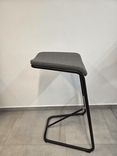Begagnad grå barpall från Lammhults modell Add. Grå sits med svart underrede. Mått: Bredd 40 cm, Djup 38 cm, Höjd 68 cm, Sitthöjd 63 cm. 
