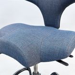 Begagnad kontorsstol med sadelsits Capisco 8106 från HÅG i blågrått tyg. Mått: Sitthöjd justerbar från 47 till 65.5 cm. 