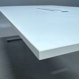 Begagnat konferensbord Snitsa från SA Möbler med vit bordsskiva, kromat stativ, powerbox och kabelhål. Mått: Bredd: 210 cm, Djup 120 cm, Höjd 72 cm. 