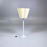 Begagnad bordslampa Melampo från Artemide i beige färg och silverstativ. Mått: Diameter 35 cm, höjd justerbar mellan 63 till 86 cm. 