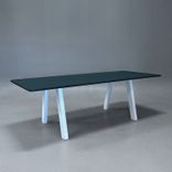 Begagnat konferensbord Collaborate från EFG med mörkgrön bordsskiva, vita A-formade ben. Mått: Bredd 220 cm, djup 90 cm, höjd 72 cm.  