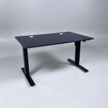 Begagnat höj och sänkbart skrivbord i svart med två kabelhål. Mått: bredd 120 cm, djup 80 cm, justerbar höjd mellan 70 till 120 cm. 