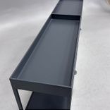 Begagnad öppen förvaring New Order från Hay. I mörkgrå stomme och ljusgrå dörrar. Mått: Bredd: 200 cm, Djup: 34 cm, Höjd: 80 cm. 