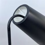 Begagnad golvlampa Bender från Northern Lightning i svart med vit insida. Mått: diameter 45 cm, höjd 172 cm.  