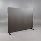 Begagnad golvskärm Edge från Lintex i mörkgrått. Mått: bredd 160 cm, djup 3 cm och höjd 130 cm. 