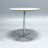 Begagnat barbord X-bone från Johanson Design. Rund vit skiva med fasad kant och kromat pelarstativ i x-form. Mått: Diameter 900 mm, Höjd 90 cm. 