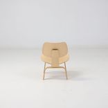 Begagnad fåtölj Plywood Group LCW från Vitra i formpressad plywood. Mått: Höjd 66 cm, sitthöjd 38 cm, bredd 60 cm och djup 60 cm. 