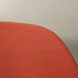 Begagnad fåtölj från Blå Station modell Wilmer O58CT. Klädsel i rostrött tyg med rund bordsskiva av ek och ben av krom. Bredd 100 cm, djup 62 cm, höjd 79 cm. 