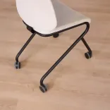 Begagnad stol med hjul Add Move från Lammhults i vitt. Mått: Höjd 80 cm, bredd 48 cm och djup 56 cm. 