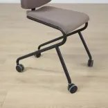 Begagnad stol med hjul Add Move från Lammhults i ljusbrun färg. Mått: Höjd: 80 cm, Sitthöjd: 46 cm, Bredd: 48 cm, Djup: 56 cm. 