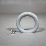 Begagnad klädhängare från HAY, modell Gym Hooks. Rund och ihålig i formen. I grå färg. Mått: Diameter 12,5 cm 