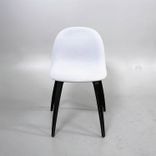 Begagnad konferensstol från Gubi Modell 3D Dining chair. I ljusgrå färg med svarta ben. Mått: bredd 51 cm, djup 50 cm, total höjd 82 cm och sitthöjd 48 cm. 