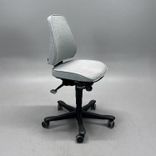 Begagnad kontorsstol 6000/8000 med låg rygg från Kinnarps, klädd sits och rygg i ljusgrått tyg. Mått: Sitthöjd 40–54 cm. 