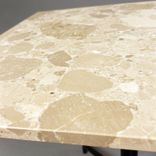 Begagnat cafébord från Audo Copenhagen med bordsskiva i beige/brun sten och svart pelarstativ. Mått: Bredd 60 cm, Djup 70 cm, Höjd 72 cm. 