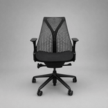 Begagnad sittgrupp med kontorsstol Sayl från Herman Miller och höj- och sänkbart skrivbord i vitt. Mått: Bredd 160 cm, Djup 80 cm, höjd 70–120 cm. 