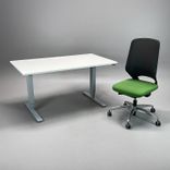 Begagnad kontorsgrupp med en kontorsstol med grön sits och grått mesh ryggstöd, samt ett höj och sänkbart skrivbord med vit bordsskiva och silver stativ. Mått: Skrivbord - Bredd: 140 cm, Djup: 80 cm. 