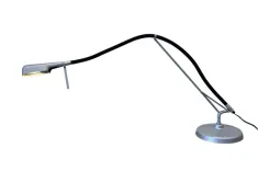 Begagnad skrivbordslampa Arketto från Glamox Luxo. Grålackad lampa med svartklädd arm. Mått: Höjd 97 cm, Bredd 60 cm, Djup 60 cm. 