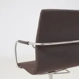 Begagnad konferensstol Atlas från Lammhults i brunt med kromad stålram. Mått: Höjd 50 cm, sittdjup 46 cm, sittbredd 42 cm. 
