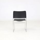 Begagnad konferensstol 40/4 från Howe med formpressad sits och rygg i svart, kromat stålunderrede. Mått: Höjd 75 cm, sitthöjd 44 cm, sittbredd 44 cm. 