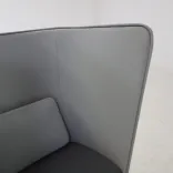 Begagnad fåtölj med hög rygg Aura från Inno i grå tygklädsel. Mått: Höjd 125 cm, sitthöjd 45 cm och sittdjup 57 cm. 
