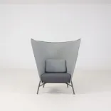 Begagnad fåtölj med hög rygg Aura från Inno i grå tygklädsel. Mått: Höjd 125 cm, sitthöjd 45 cm och sittdjup 57 cm. 