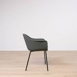 Begagnad konferensstol Harbour Dining chair från Audo Copenhagen i mörkgrönt. Ben i pulverlackerat stål. Mått: bredd 59 cm, höjd 79 cm, djup 52 cm, sitthöjd 46 cm. 