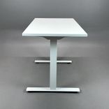 Begagnat höj och sänkbart skrivbord från Lotus Furniture i vitt. Mått: bredd 120 cm, djup 60 cm och justerbar höjd 70 - 120 cm. 
