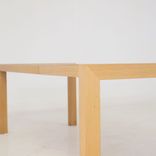 Begagnat konferensbord från Andreu World med ljus träfinish och utdragsfunktion. Mått: Höjd: 74 cm, Bredd: 140 - 200 cm, Djup: 90 cm. 